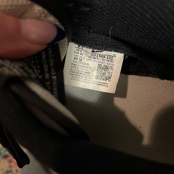 Nike Panda Dunks - Picture 4 of 5